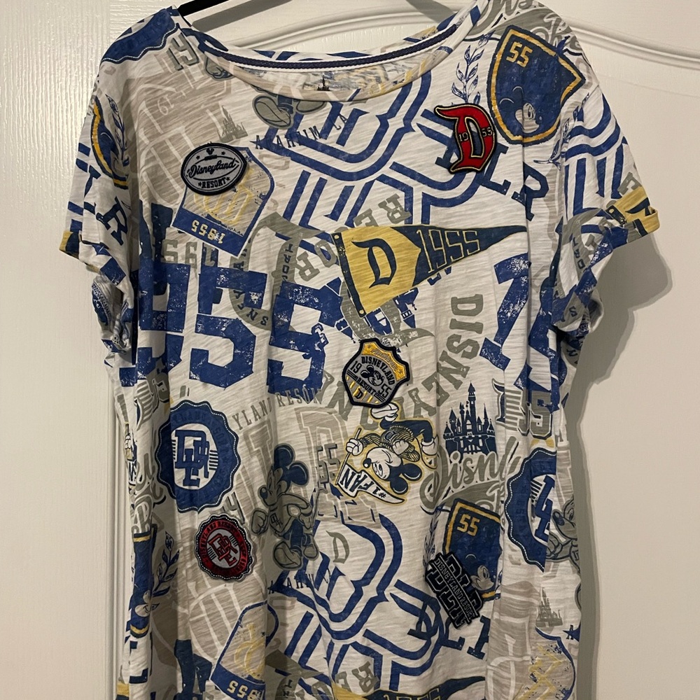 DISNEY PARKS XL Graphic T-Shirt - Blue and Yellow Great Details